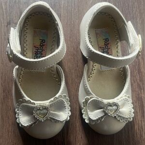 RACHEL SHOES SPECIAL OCCASION HEELS TODDLER SIZE 5 CREAM HEART BOW